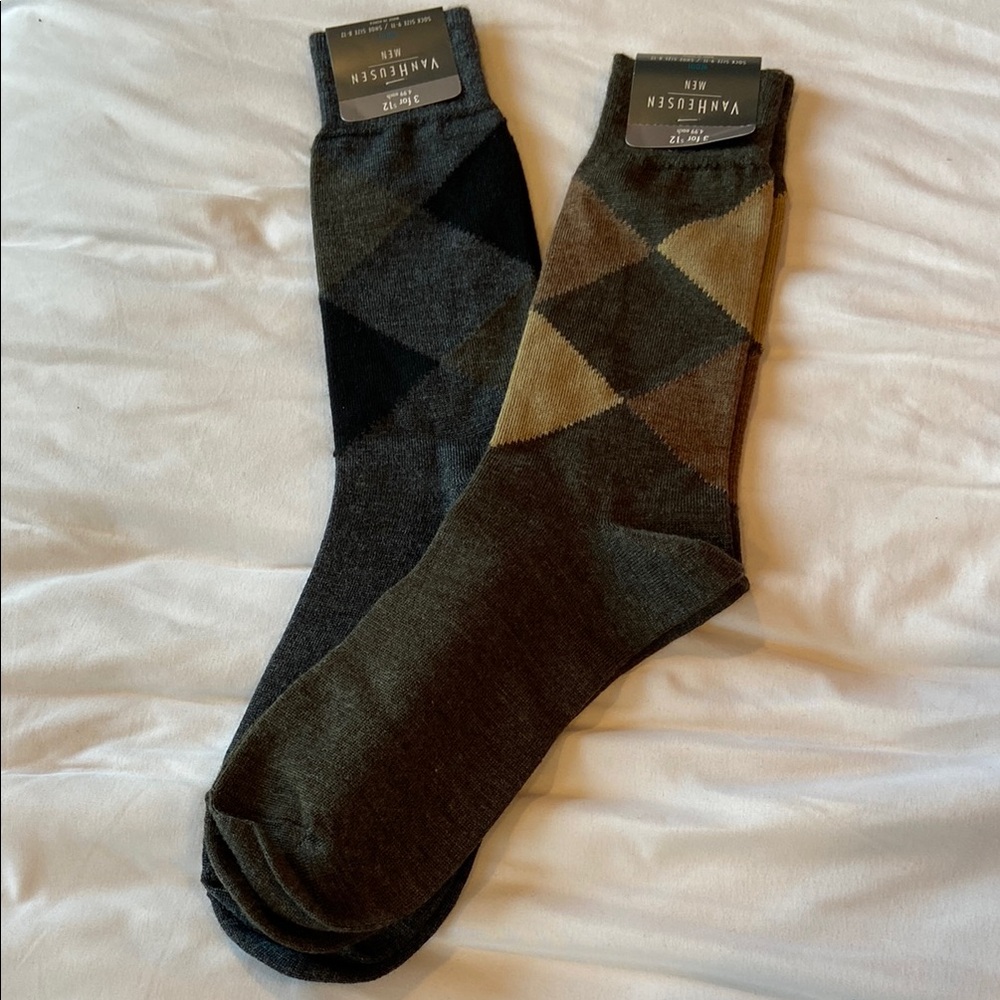 2 pairs van heusen men’s socks nwt